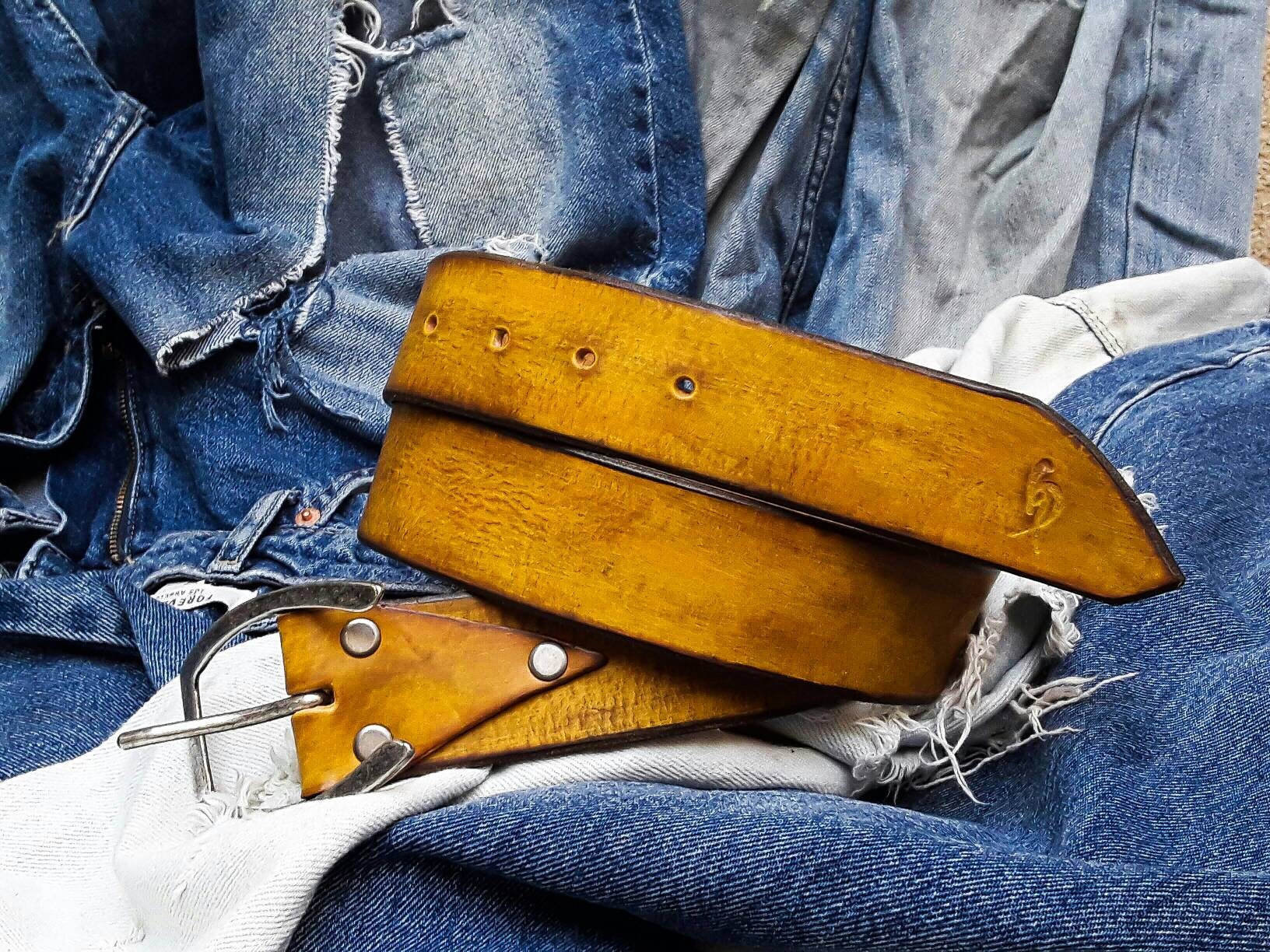 Handmade Yellow Leather Belt with Unique Horseshoe silver Buckle Design - Personalizable Gift for Your Loved One